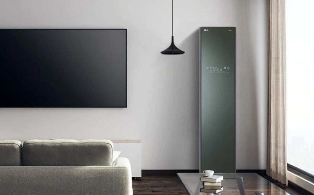 거실 인테리어와 조화를 이루는 최신형 스마트 가전제품 전경